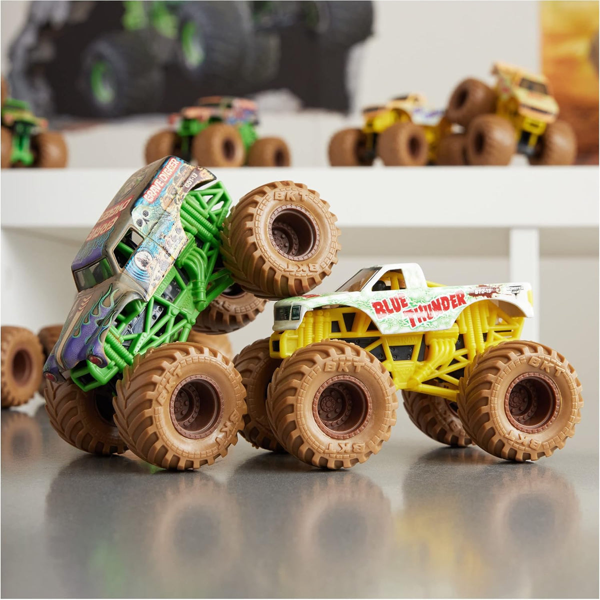 , Mystery Mudders 2-Pack Monster Trucks, Official 1:64 Die-Cast Vehicles, Wash to Reveal (Styles Will Vary), Kids Toys for Boys 3 and Up